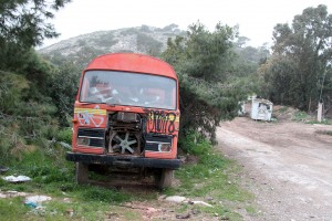 Το τρίτο παροπλισμένο σκουπιδιάρικο, τοποθετημένο στρατηγικά για να καμουφλάρεται από τα πεύκα