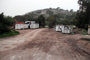 Τέσσερα κοντέινερ παρατημένα για το Σαββατοκύριακο, τα δύο γεμάτα