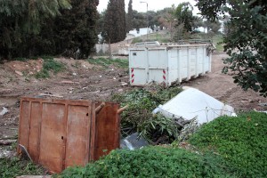 Στρώματα, έπιπλα, απορρίμματα, όλα χωράνε στη χωματερή 
